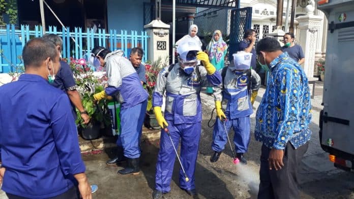 partai_nasdem_siantar_semprot_disinfektan_di_8_kecamatan
