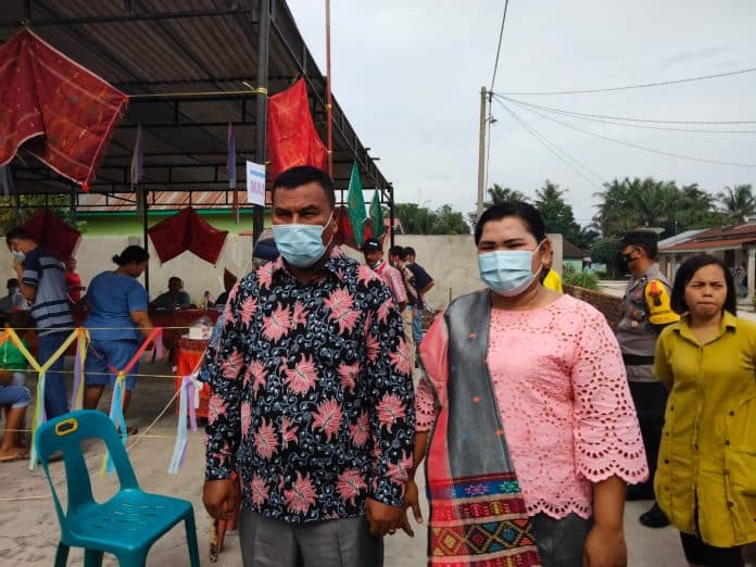 pasangan_suami_istri_di_asahan_bertarung_di_pilkades_kampanye_dan_nyoblos_bareng