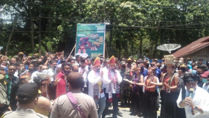 paslon_vantas_daftar_ke_kpu_samosir_diiringi_musik_gondang