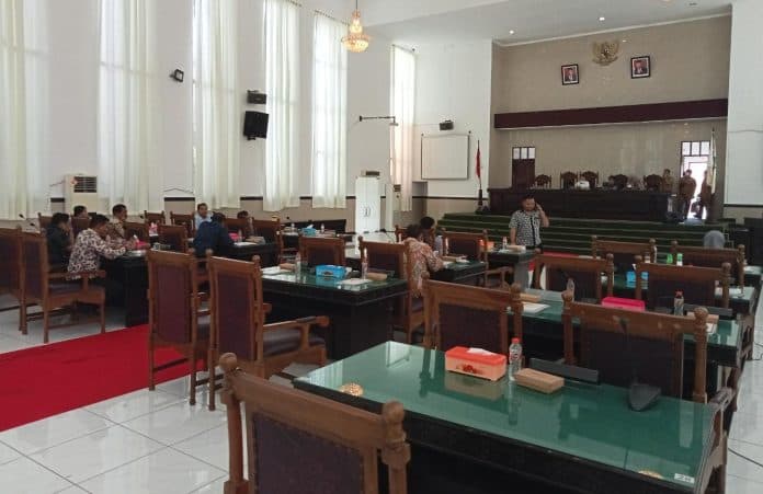 pembukaan_rapat_paripurna_rapbd_ta_2023_di_dprd_siantar_molor