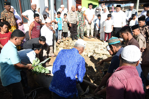 pemkab_tapsel_serahkan_72_ekor_hewan_kurban_ke_masyarakat