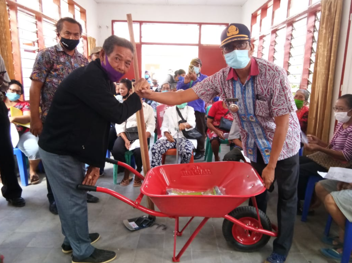 pemkab_toba_salurkan_nutrisi_dan_altan_kepada_355_orang_lansia