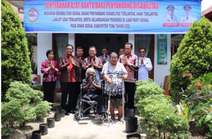 pemkab_toba_serahkan_alat_bantu_bagi_penyandang_disabilitas