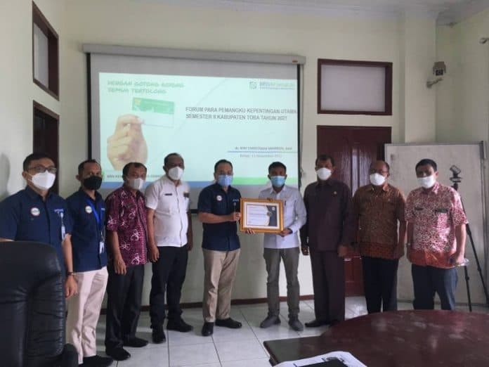 pemkab_toba_terima_plakat_dan_piagam_penghargaan_kepesertaan_jkn_bpjs_kesehatan