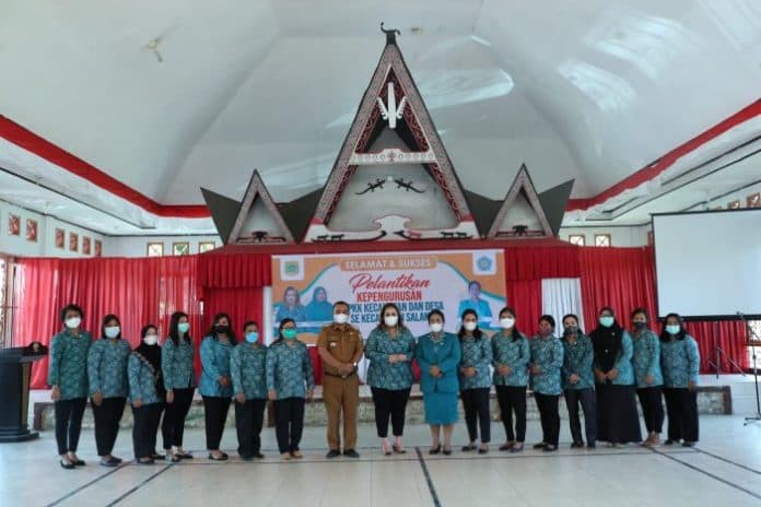 pengurus_pkk_kecamatan_salak_dilantik_ketua_pkk_tiap_desa_harus_punya_produk_unggulan
