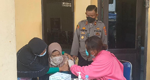 penyandang_tunanetra_divaksin_covid_19_di_polsek_medan_timur