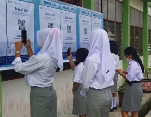 perangi_covid_19_smkn_3_siantar_terapkan_scan_aplikasi_pedulilindungi