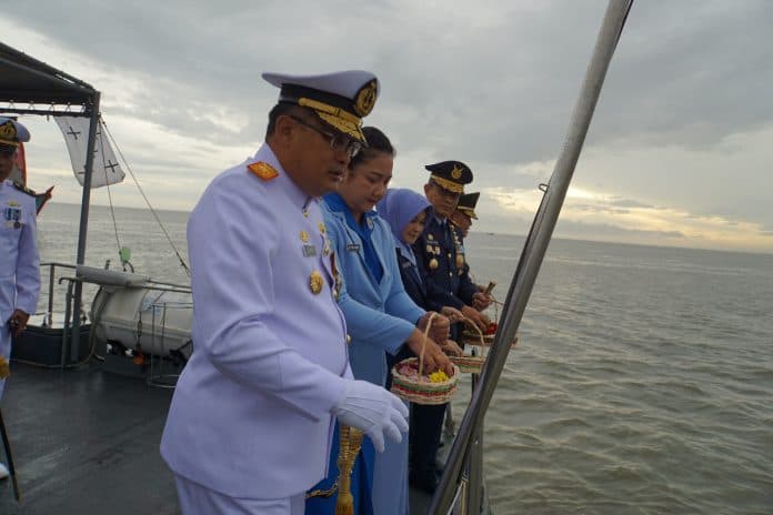 peringati_hari_pahlawan_danlantamal_i_belawan_tabur_bunga_di_laut