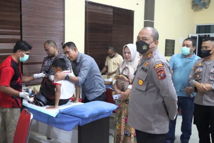 peringati_hut_bhayangkara_polres_batu_bara_gelar_pengobatan_dan_khitanan_massal