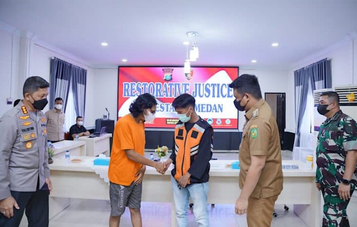 petugas_e_parking_dan_pengendara_ancam_patahkan_leher_bobby_sepakat_berdamai