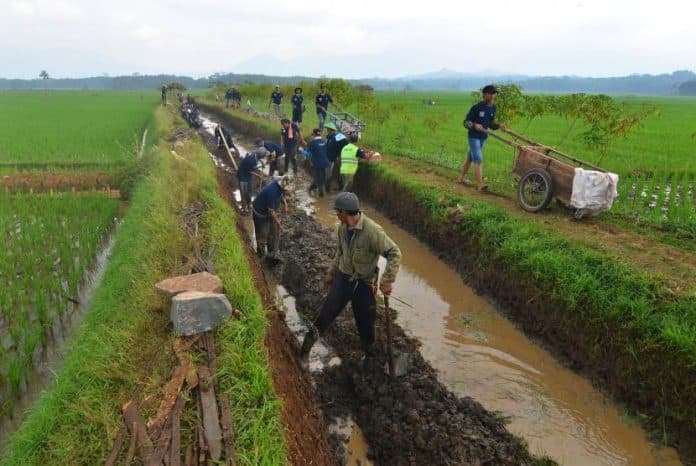 plta_batang_toru_bantu_perbaiki_irigasi_di_tapsel