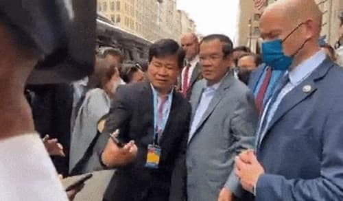 pm_kamboja_dilempar_sepatu_saat_di_as