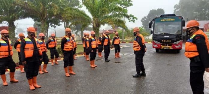 polda_sumut_kerahkan_100_personel_brimob_bantu_korban_gempa_di_taput