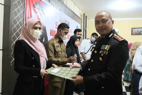 polres_sergai_berikan_piagam_penghargaan_juara_lomba_video_tiktok