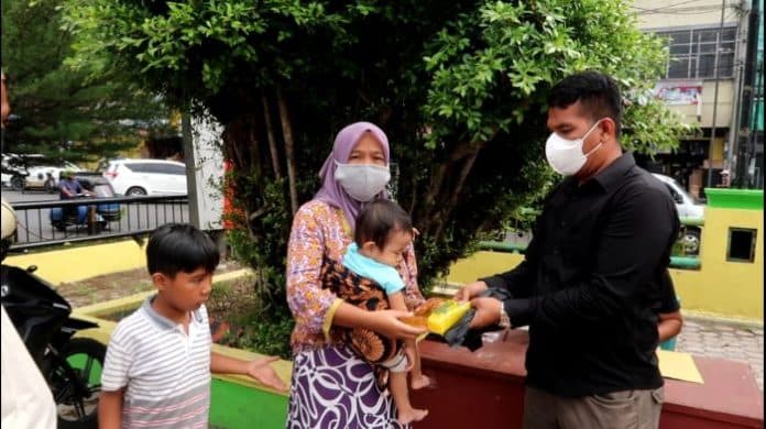 polres_sidimpuan_berikan_sembako_pada_warga_yang_divaksin