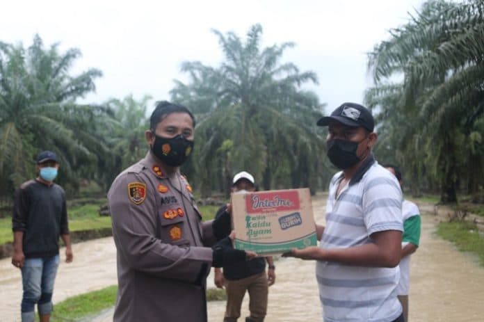 polres_tebing_beri_bantuan_kepada_korban_banjir_di_desa_mariah_padang
