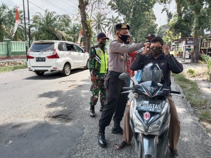 polsek_bangun_bagikan_masker_gratis_untuk_warga
