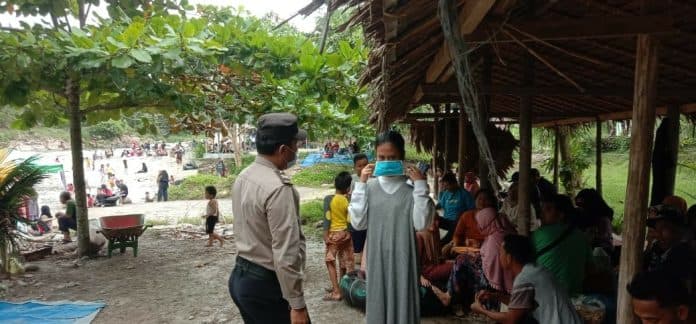 polsek_bangun_purba_perketat_prokes_di_tempat_wisata