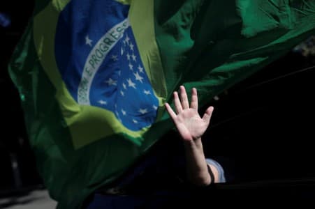 presiden_brasil_bolsonaro_buka_masker_sambut_kerumuman_pendukungnya