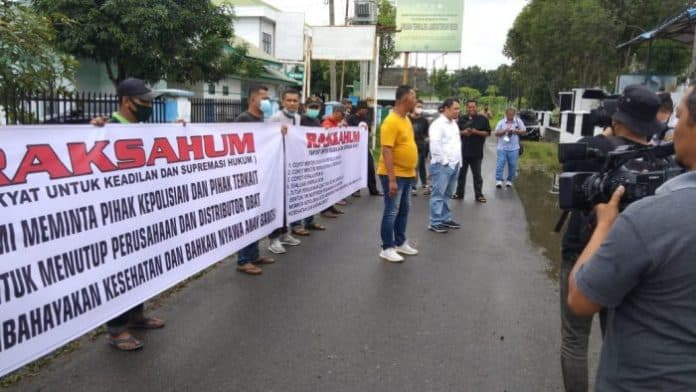 puluhan_massa_geruduk_kantor_bpom_medan