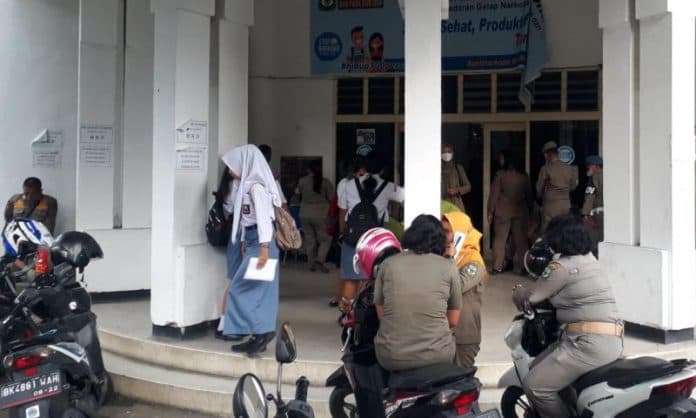 puluhan_personil_satpol_pp_siantar_geruduk_kantor_bkd