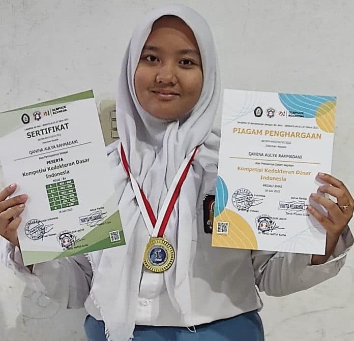 qanina_aulya_rahmadani_raih_medali_emas_event_olimpiade_kedokteran_dasar_indonesia