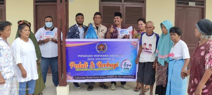 ramadan_berbagi_pwi_tanjungbalai_berbagi_takjil_dan_sembako_ke_lansia