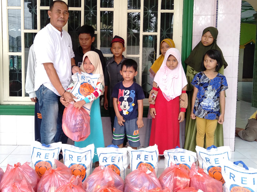 rei_sumut_bagikan_800_paket_sembako_untuk_anak_yatim_dan_dhuafa