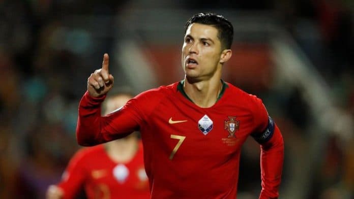 ronaldo_minta_maaf_setelah_jatuhkan_ponsel_suporter