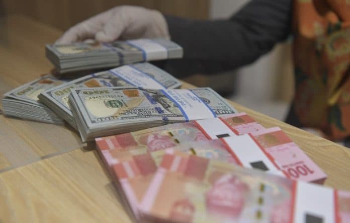 rupiah_melemah_seiring_anjloknya_harga_minyak_dunia
