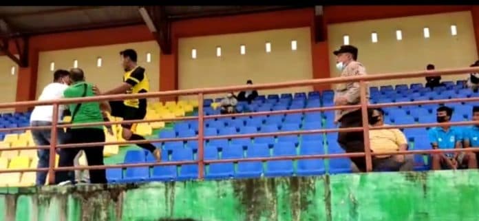 saktiawan_sinaga_berulah_pukul_dan_tendang_penonton_di_tribun
