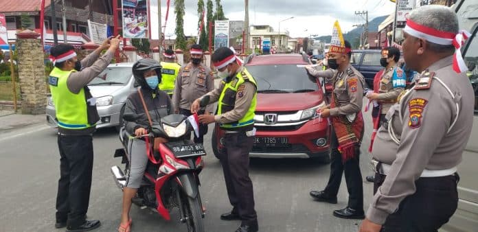 sambut_hut_ri_ke_77_polres_taput_bagikan_1000_bendera_dan_1000_stiker