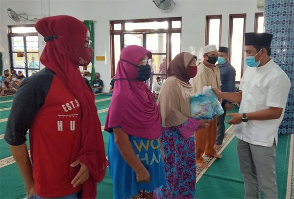 sambut_ramadhan_bkm_mesjid_jami_agung_bagikan_sembako_untuk_warga_kurang_mampu