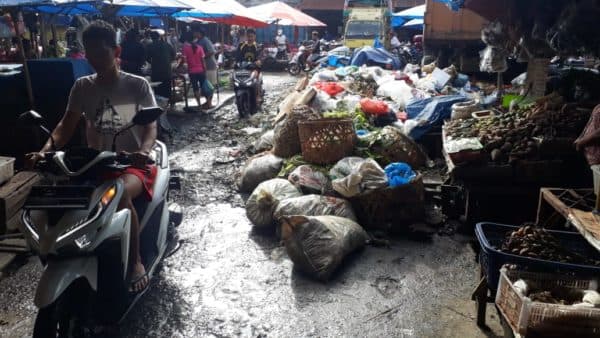 sampah_di_jalan_tb_simatupang_siantar_meluap_ke_jalan_pedagang_pajak_parluasan_geram