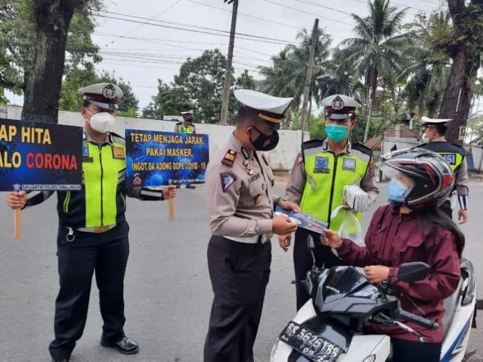 satlantas_polres_simalungun_bagi_bagi_masker_di_operasi_keselamatan_toba