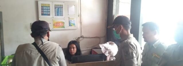 satpol_pp_siantar_tutup_paksa_warnet_yang_masih_buka