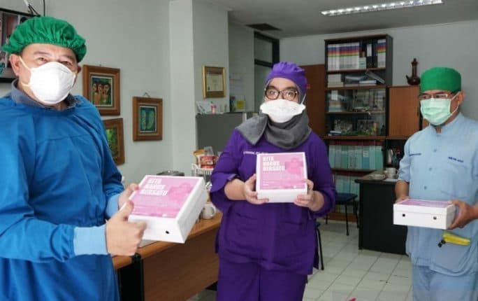 satu_keluarga_donasikan_ribuan_nasi_kotak_untuk_tenaga_medis_covid_19