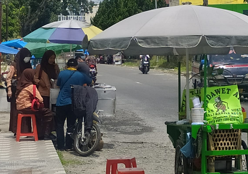 sekolah_dibuka_lagi_pedagang_jajanan_mulai_meraup_untung