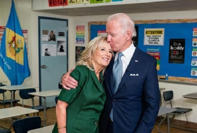 senin_joe_biden_bersama_istri_disuntik_vaksin_covid_19
