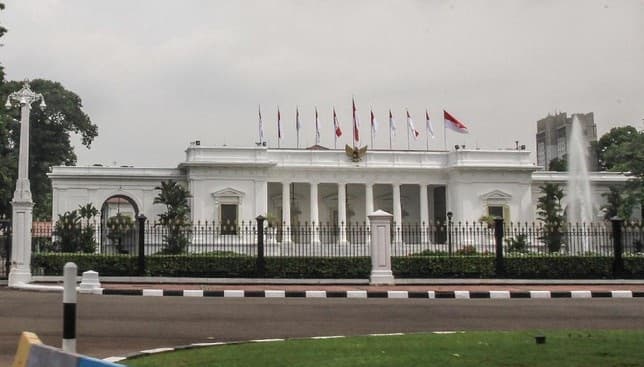 seorang_wanita_pembawa_pistol_terobos_istana_ditangkap