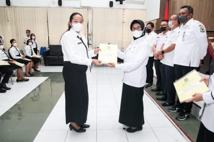 serahkan_71_sk_pppk_guru_formasi_tahun_2021_begini_pesan_wali_kota_siantar