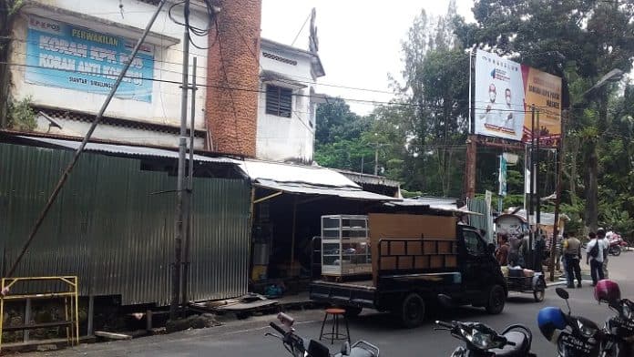 setelah_direlokasi_pedagang_ukm_eks_bioskop_ria_kembali_jualan_di_batas_pagar_seng