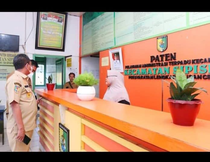 sidak_di_kantor_camat_sipispis_bupati_sergai_kecewa_camat_dan_sekcam_tidak_masuk_kantor