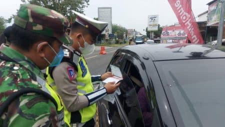 simalungun_naik_ppkm_level_3_polres_gelar_penyekatan_dan_pengawasan_pos_pasar