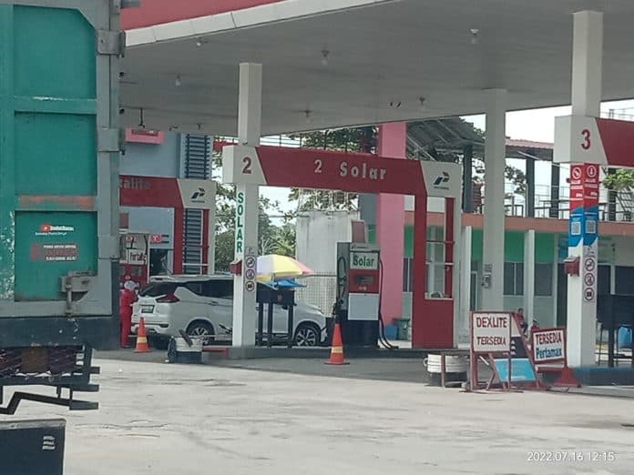 solar_langka_antrean_panjang_truk_bikin_macet_di_sergai