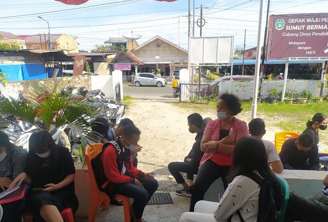 sulit_daftar_ppdb_online_puluhan_orang_tua_datangi_cabdis_sumut_di_siantar