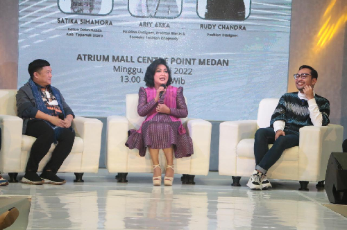 sumut_fashion_week_2022_istri_bupati_taput_jadi_pembicara_kunci_tenun_ulos