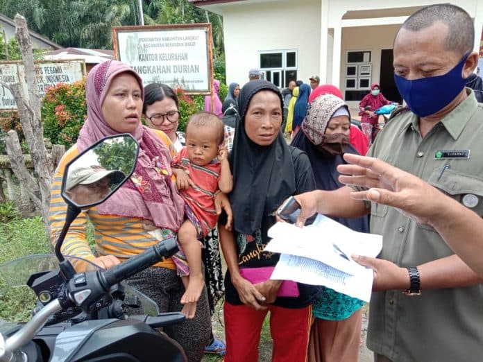 tak_terdata_puluhan_warga_kurang_mampu_datangi_kantor_lurah_tangkahan_durian