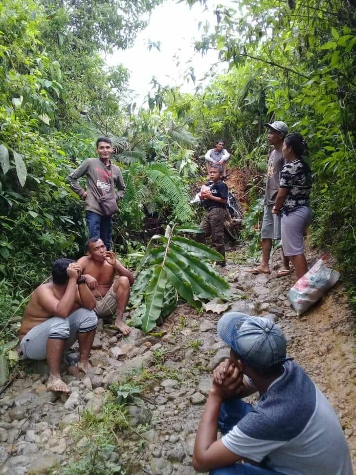 tanah_longsor_tutup_akses_jalan_di_desa_adin_tengah