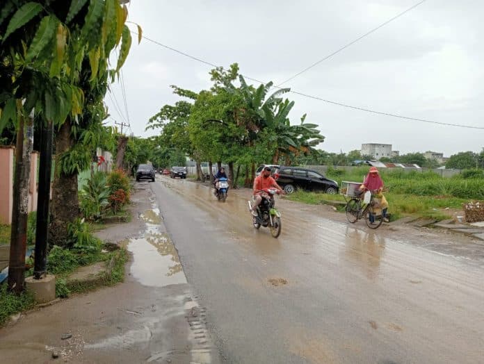 tanah_timbun_tercecer_jalan_thamrin_lubuk_pakam_rawan_kecelakaan
